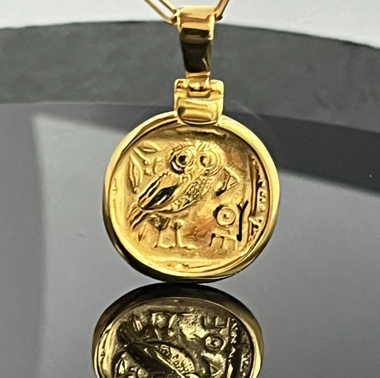 Colgante Búho Griego: Réplica Tetradracma de Atenea - Plata de Ley Bañada en Oro