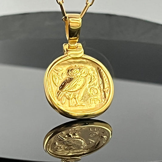 Colgante Búho Griego: Réplica Tetradracma de Atenea - Plata de Ley Bañada en Oro