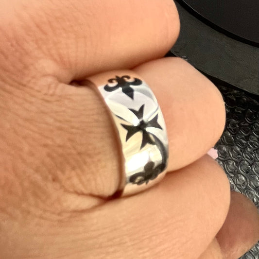 Anillo Cruz Templaria: Cruz cercelada de plata de ley, Flor de Lis