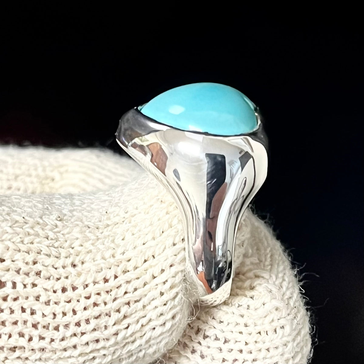 Anillo de plata de ley con turquesa y corazón: cabujón de Arizona