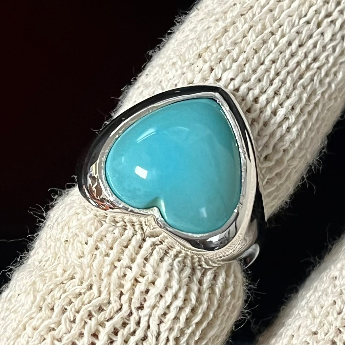Anillo de plata de ley con turquesa y corazón: cabujón de Arizona