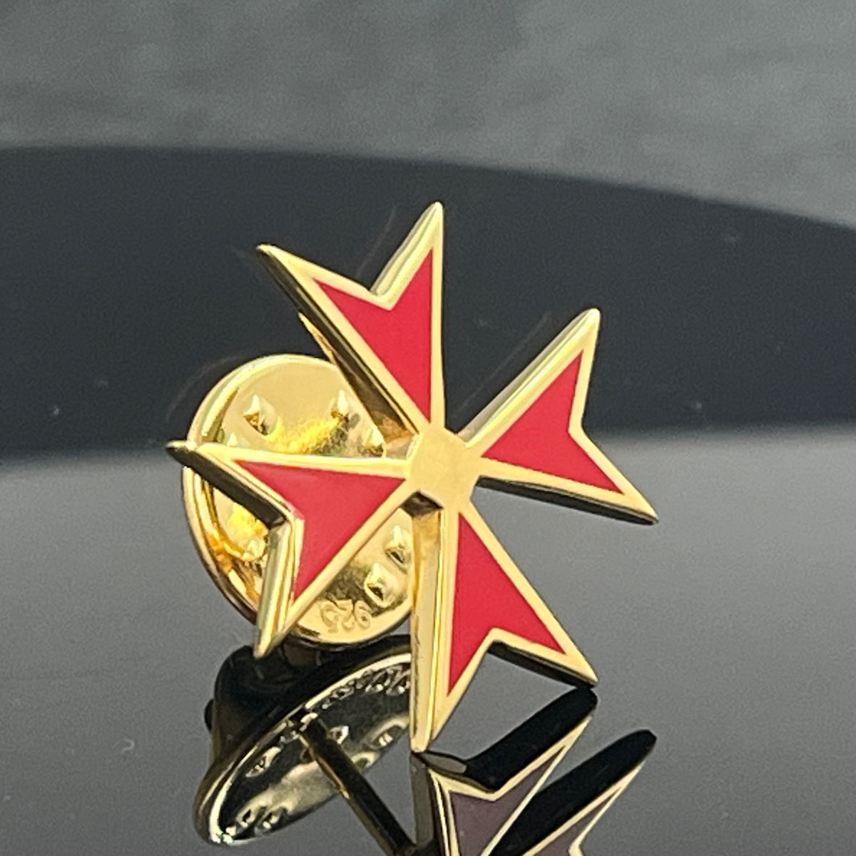 Pin de Solapa Cruz Templaria: Esmalte Rojo y Baño de Oro (Rito Escocés)