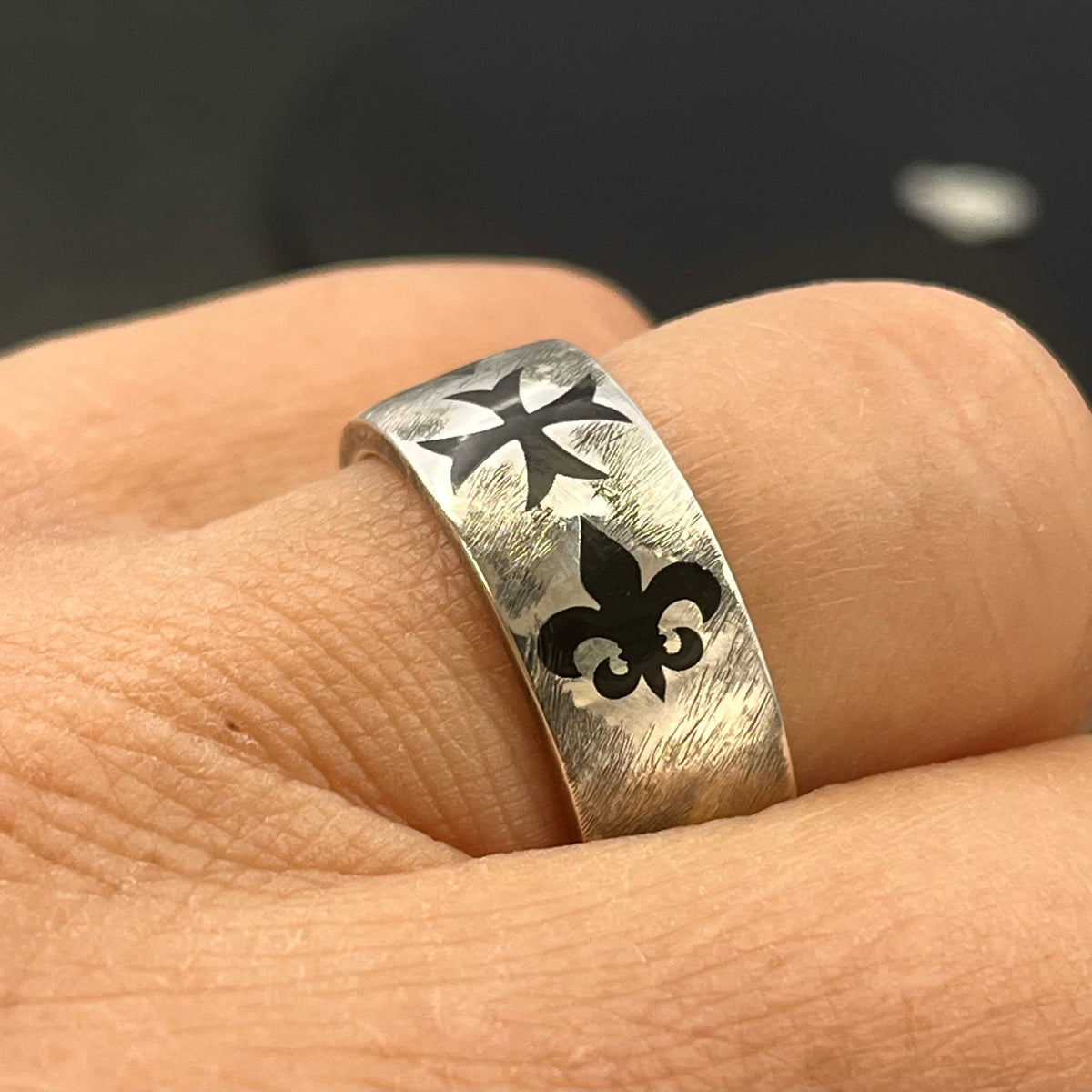 Anillo Cruz Templaria: Plata de ley oxidada, Flor de Lis