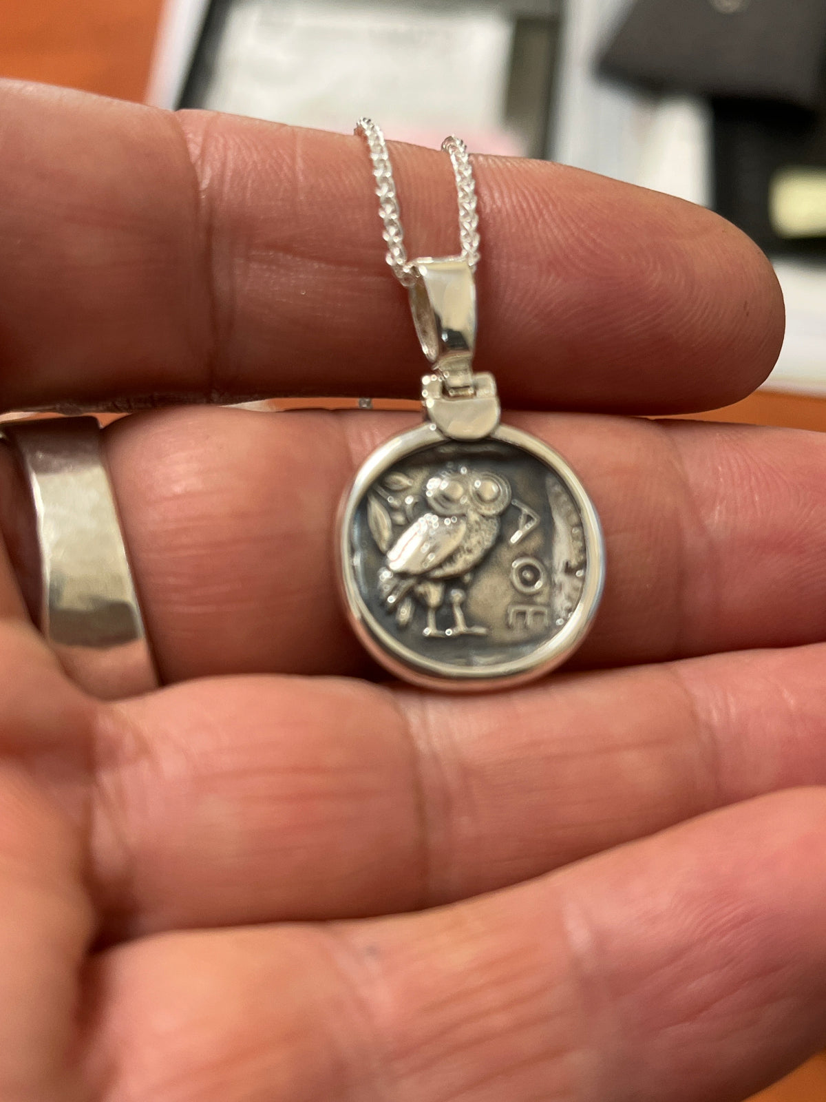 Collar de plata Búho de Atenea, moneda griega antigua