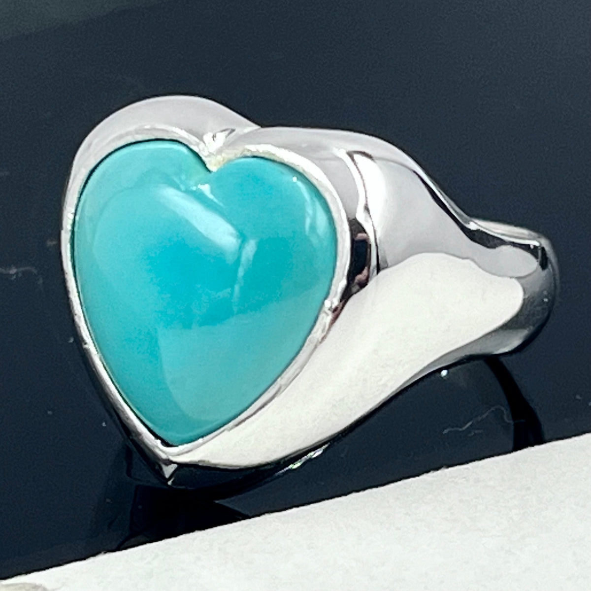 Anillo de plata de ley con turquesa y corazón: cabujón de Arizona