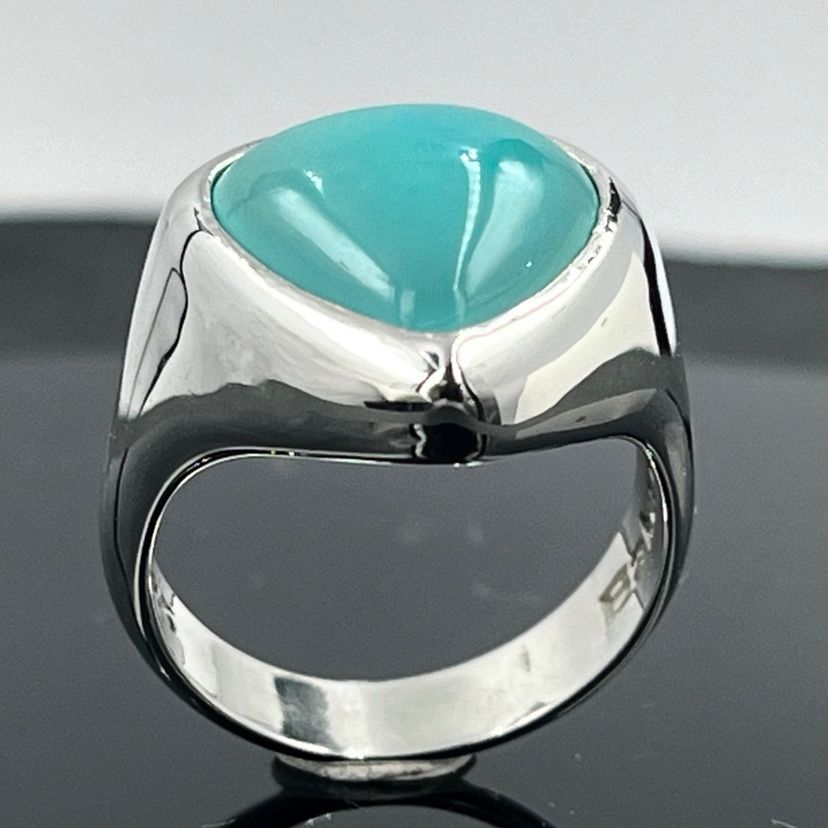 Anillo de plata de ley con turquesa y corazón: cabujón de Arizona
