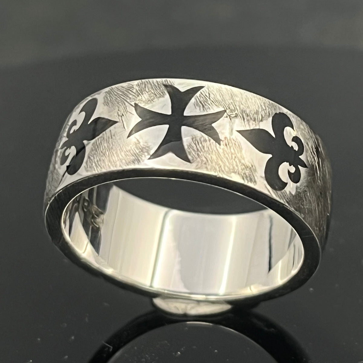 Anillo Cruz Templaria: Plata de ley oxidada, Flor de Lis