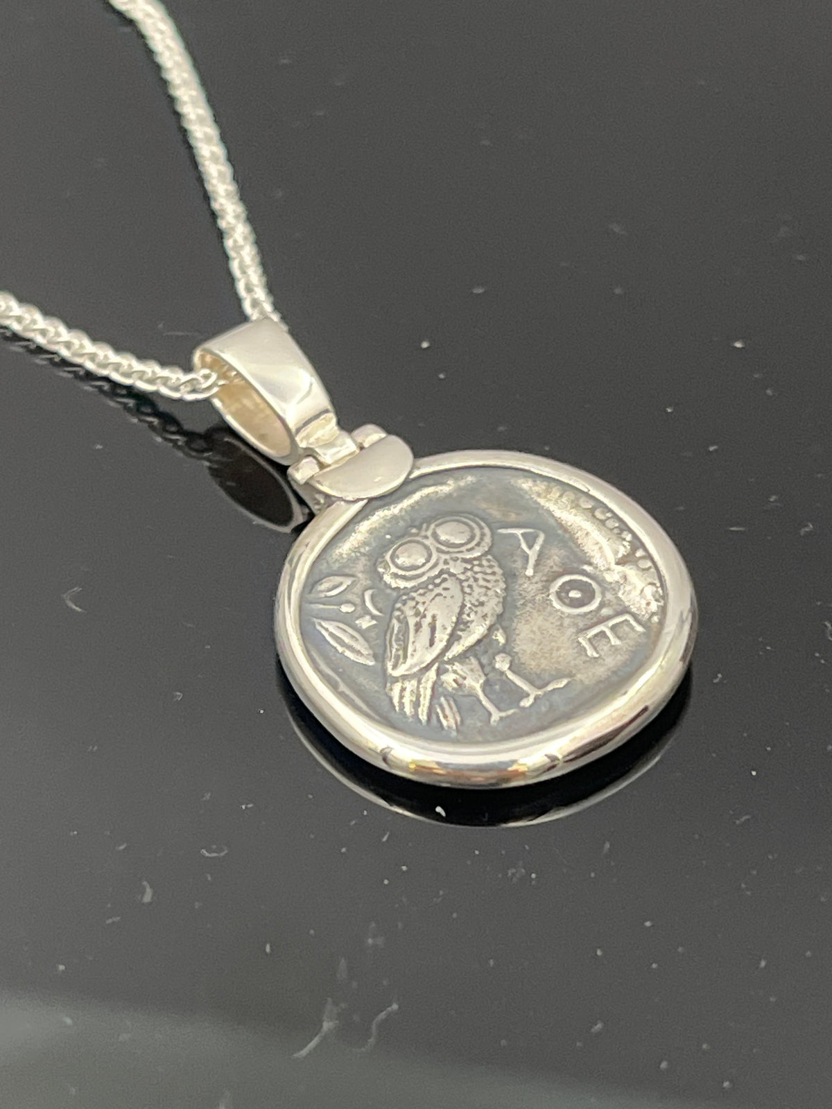 Collar de plata Búho de Atenea, moneda griega antigua