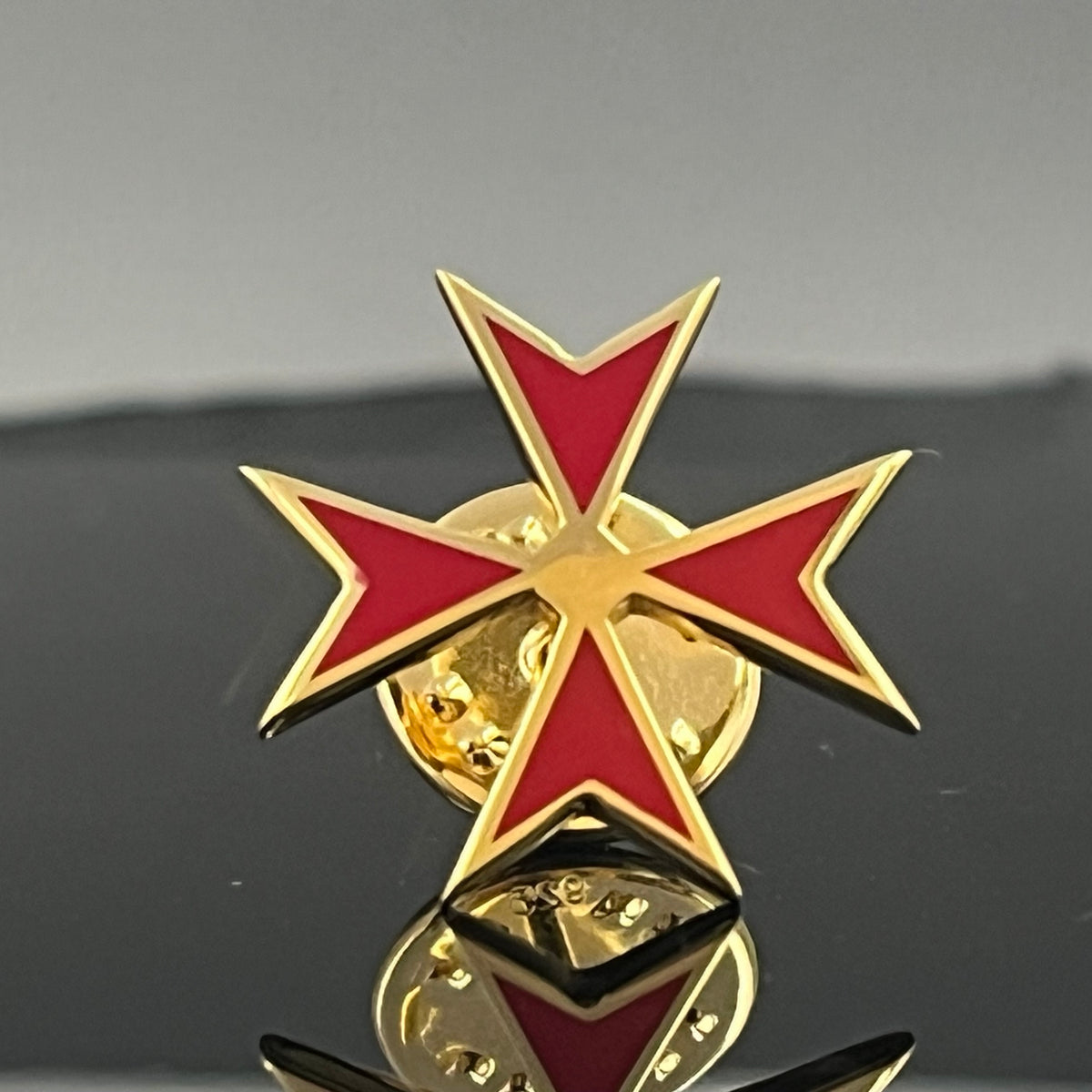 Pin de Solapa Cruz Templaria: Esmalte Rojo y Baño de Oro (Rito Escocés)