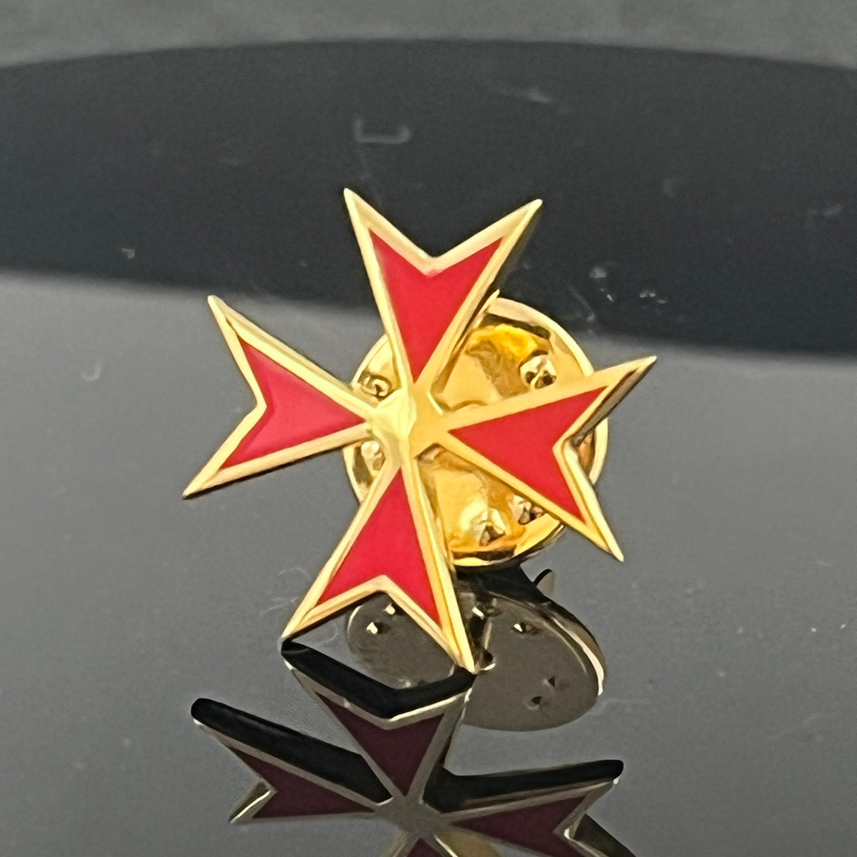 Pin de Solapa Cruz Templaria: Esmalte Rojo y Baño de Oro (Rito Escocés)